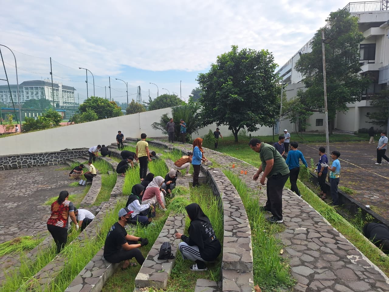 news-Pegawai dan Teman Magang Balai Layanan Perpustakaan DPAD DIY Gelar Kerja Bakti di Area Amphiteater