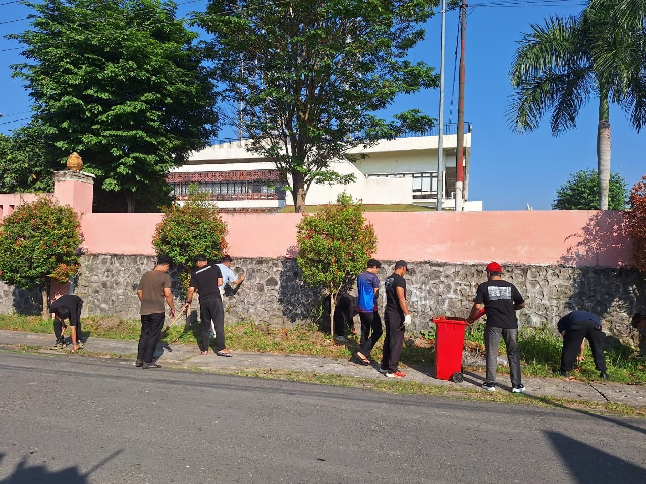 Pegawai Balai Layanan Perpustakaan DPAD DIY Gelar Kerja Bakti Bersihkan Lingkungan Perpustakaan