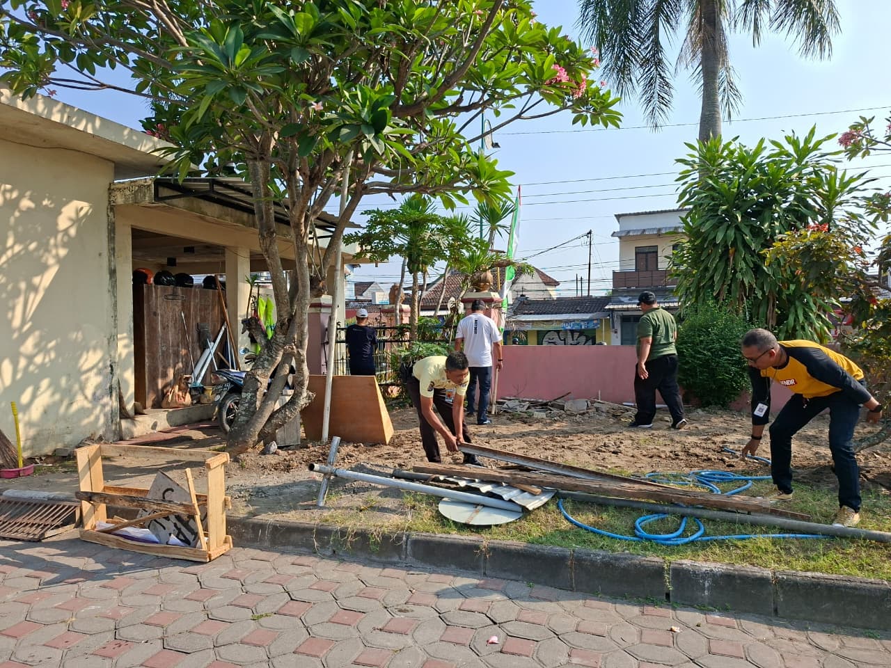Kerja Bakti Pegawai dan Teman Magang Balai Layanan Perpustakaan DPAD DIY
