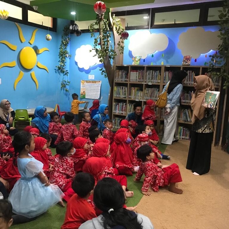 Kunjungan wisata pustaka dari siswa-siswi TK Anak Cendekia