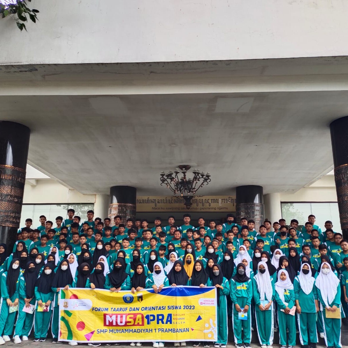 Kunjungan wisata pustaka siswa-siswi dari SMP Muhammadiyah 1 Prambanan Sleman