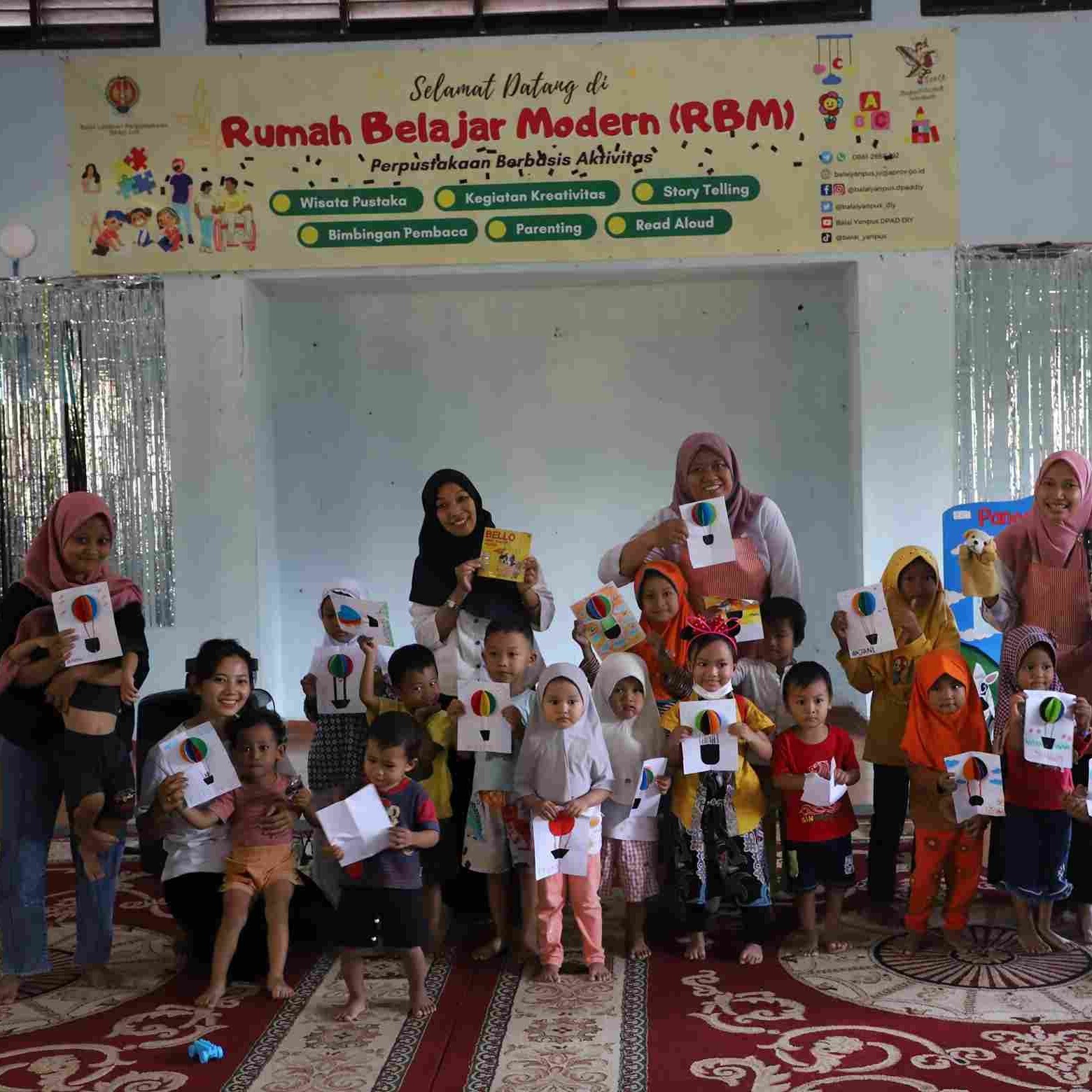 Kegiatan dongeng dan kreasi di Rumah Belajar Modern