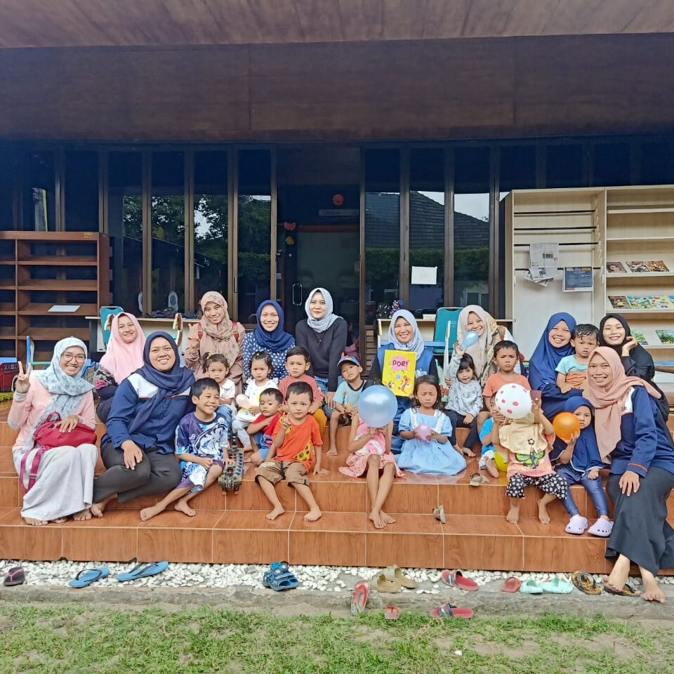 Belajar dan berkreasi bekerja sama dengan Komunitas Read Aloud Jogja